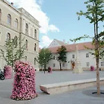 Contessa Central Apartment